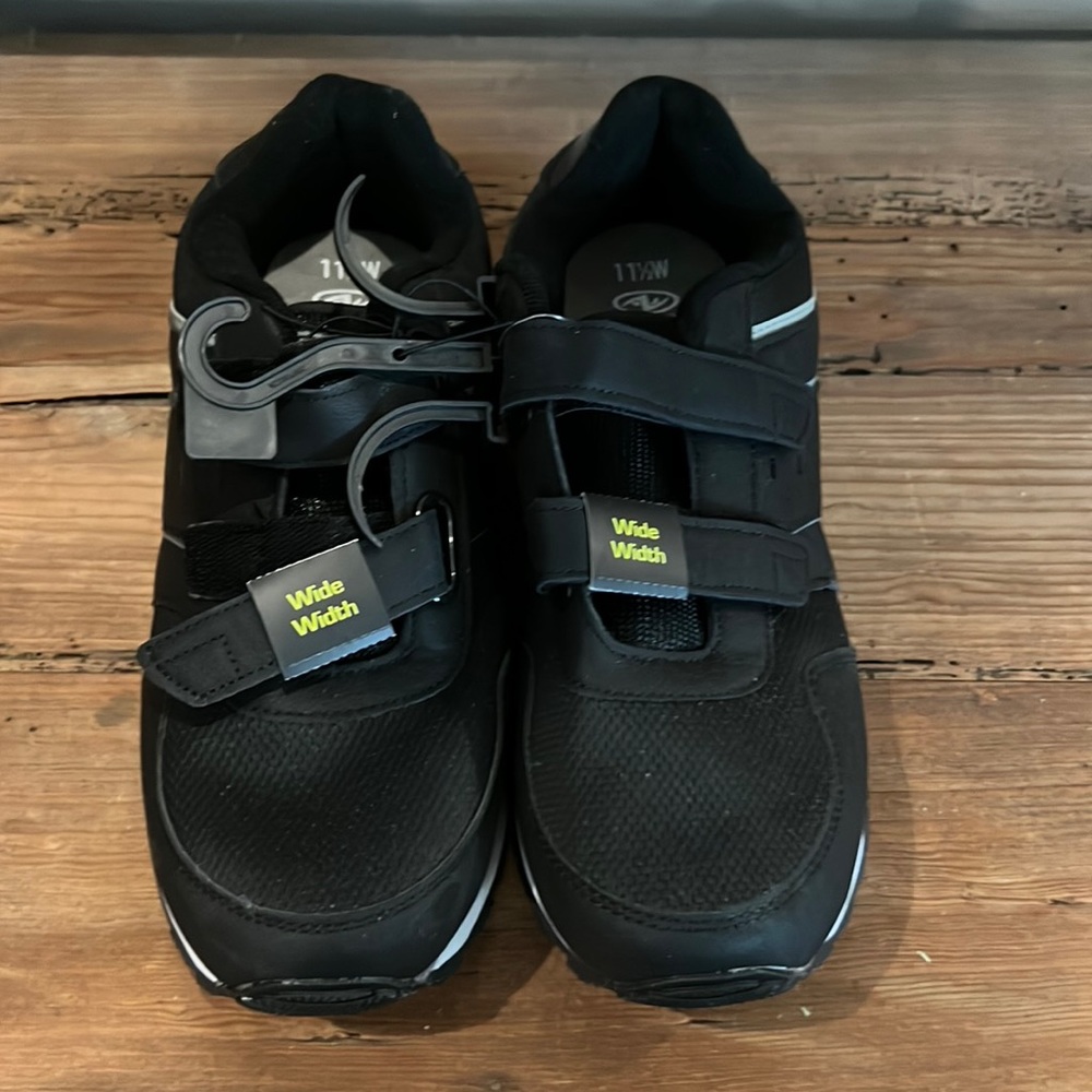 Men's velcro Tennis Shoes Size 12 Velcro closure black great for elderly